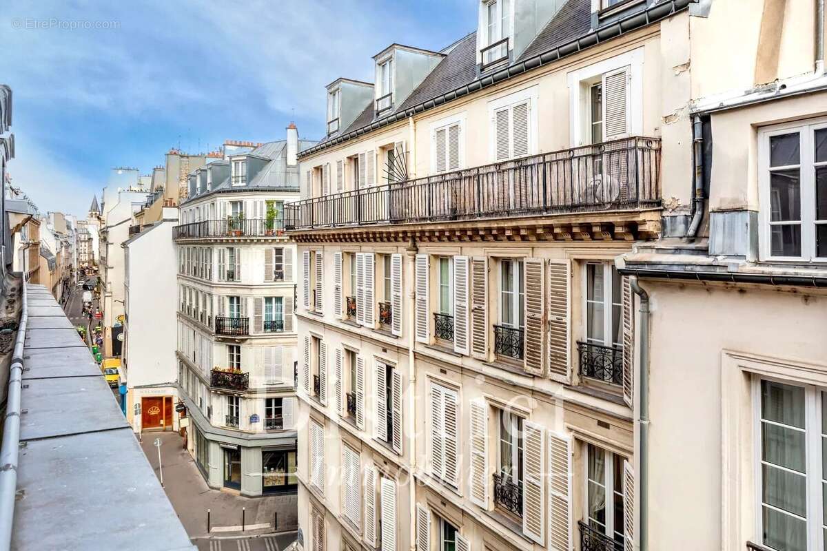 Saint-Germain-des-Prés / Studio de 49m² au sol en étage élevé - photo 2