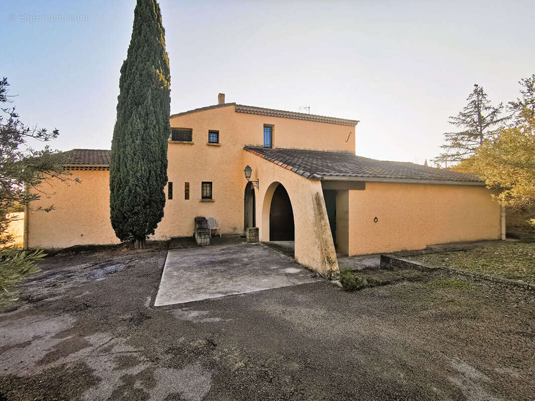 Maison traditionnelle t5 (construite en 1973) de 138 m² sur un terrain de 1 003  m2 - photo 5
