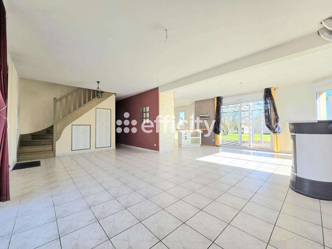 Maison 143 m² à Courtillers  - photo 2