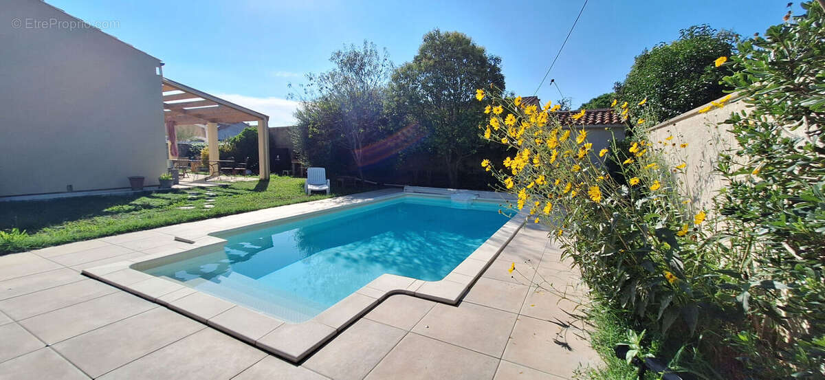 Maison à ENTRAIGUES-SUR-LA-SORGUE