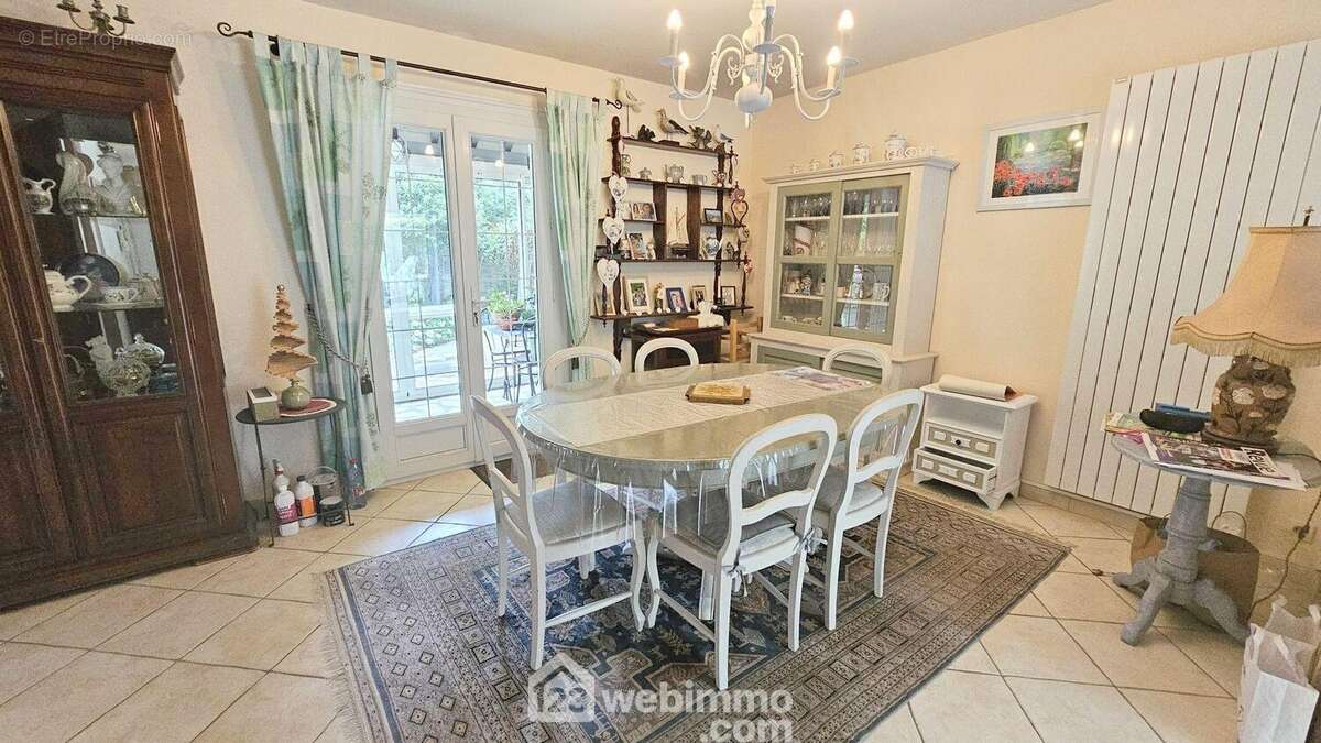 Une salle à manger avec un accès direct sur la cuisine. - Maison à SAINT-FARGEAU-PONTHIERRY