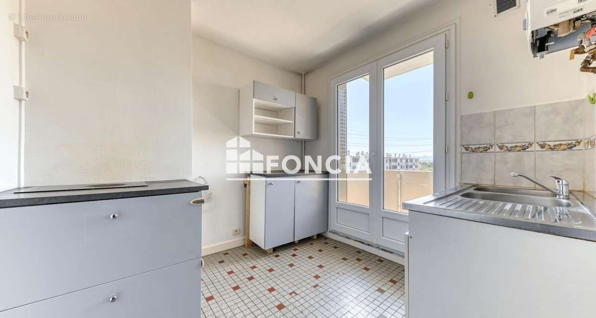 T4 61 m2 avec cave et parking secteur Parilly - photo 3