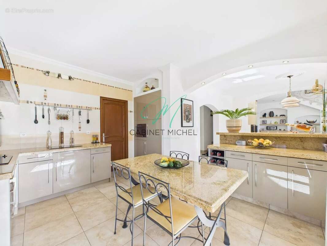 Maison à ROQUEFORT-LES-PINS