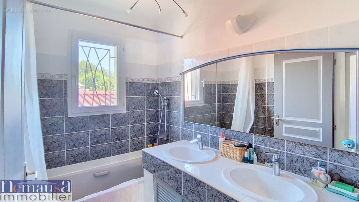 POULX, Villa contemporaine de plain-pied 156 m2, 4 chambres, Studio indépendant de 20m2, Piscine, DPE B - photo 14
