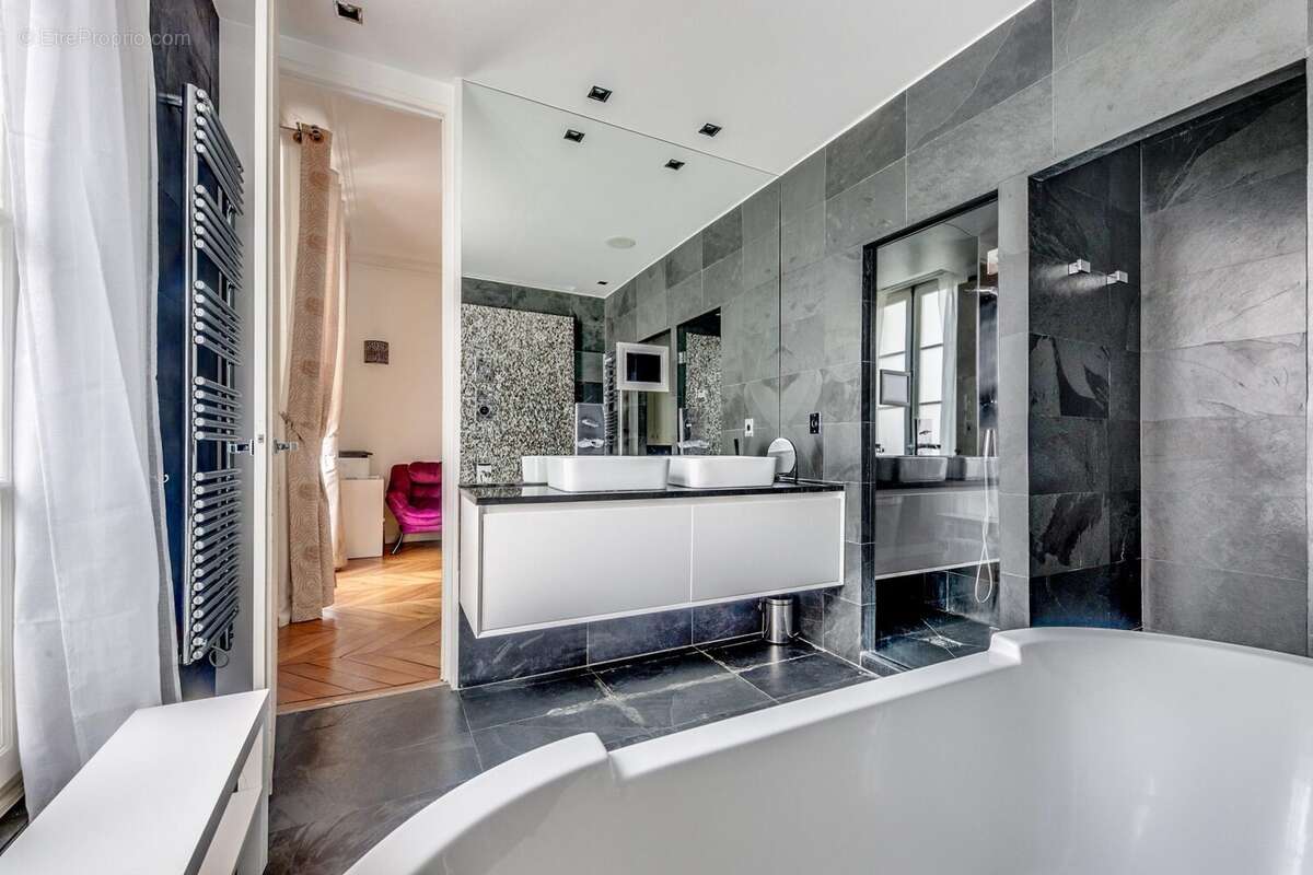 Appartement à PARIS-8E