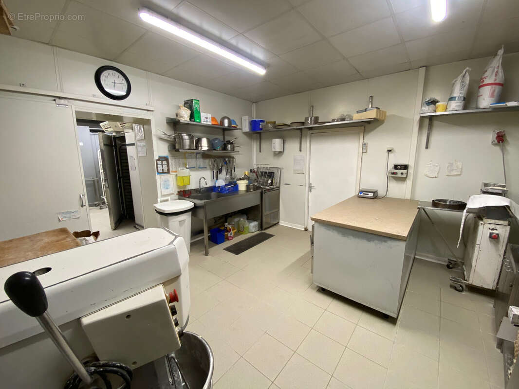 Commerce à CADEROUSSE