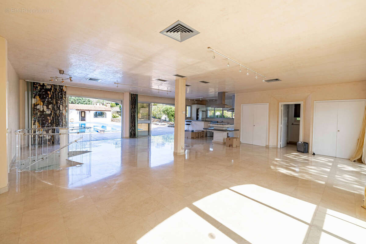 Maison à PLAN-DE-LA-TOUR