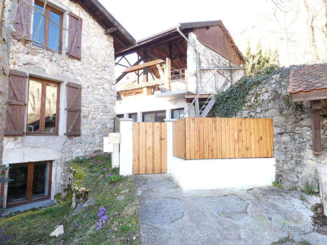 Maison à SAINT-VINCENT-DE-MERCUZE