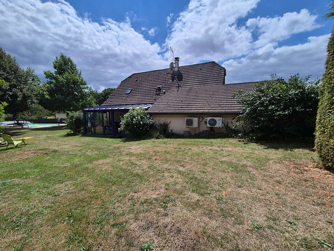 CORREZE. En bordure du village de CORREZE. Jolie maison de 4 chambres avec piscine, nichée dans un beau jardin de 2 112 m². - photo 4
