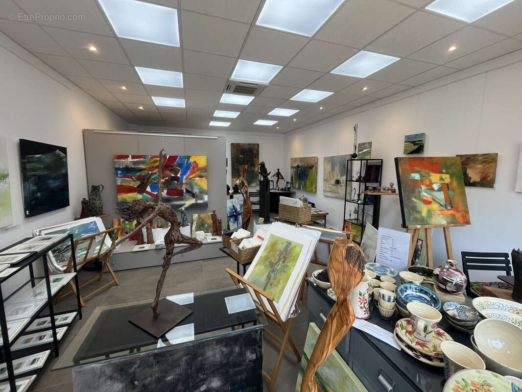 Gigondas / murs commerciaux avec vitrine / surface 40m2 / tres bon etat - photo 2