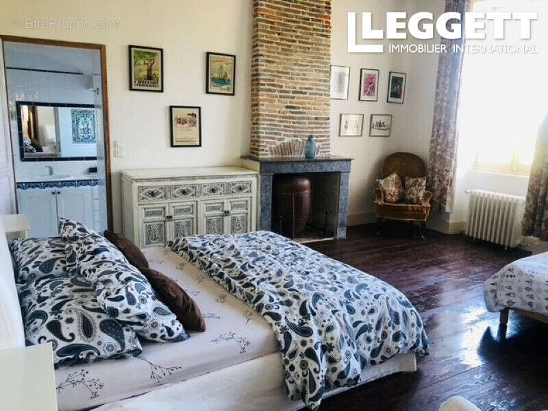 Propriété alliant élégance et potentiel 
7 pièces 271 m²
Jardin 4400 m²
Dépendances 500 m² 
Gîte
Piscine - photo 8