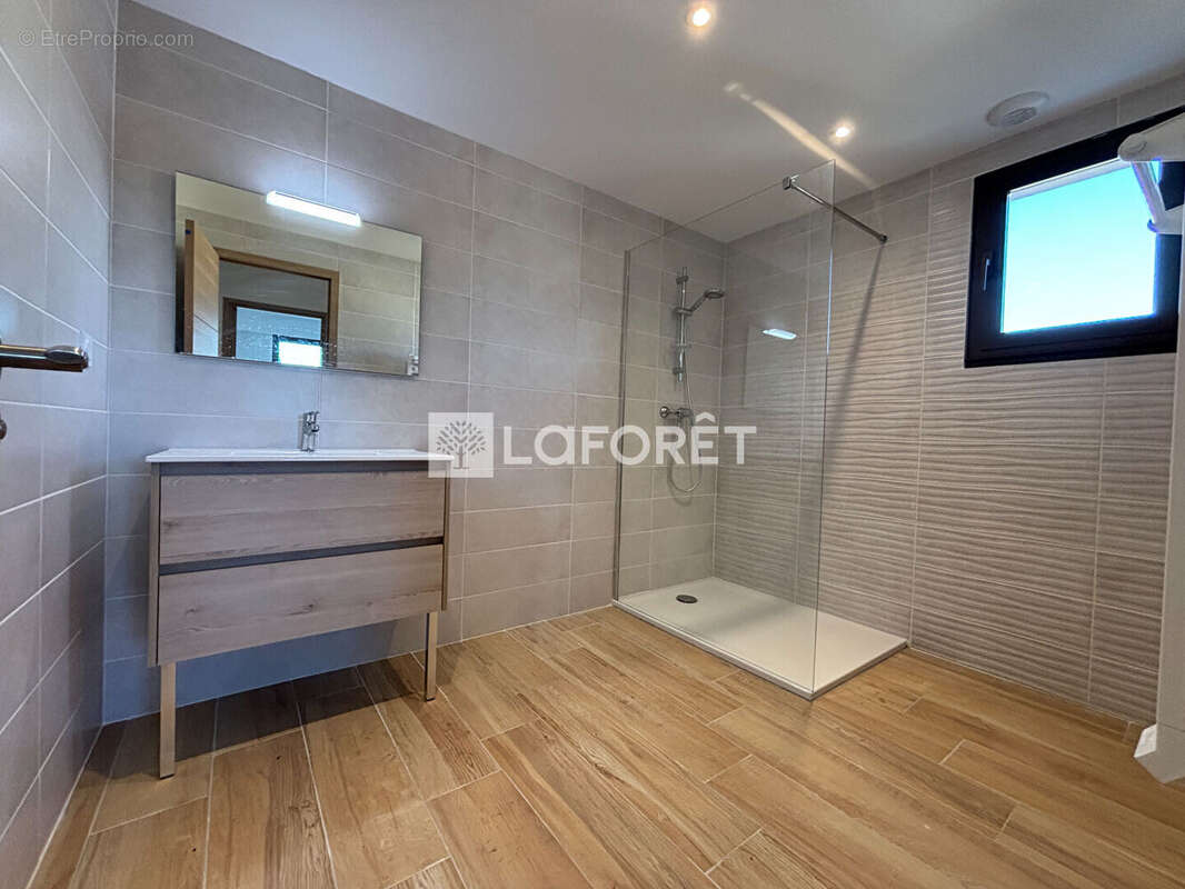 Appartement à SAINT-LAURENT-DU-VAR
