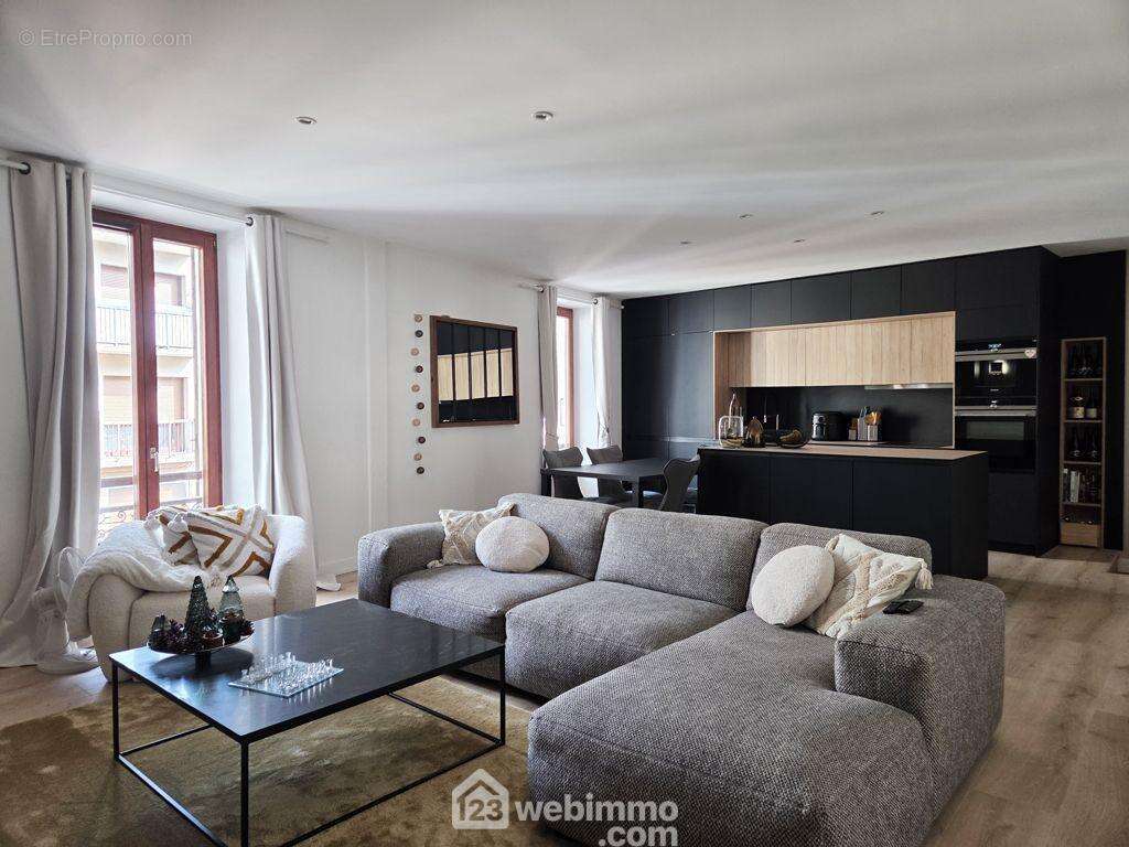 d'une spacieuse et lumineuse pièce de vie de 45m²...