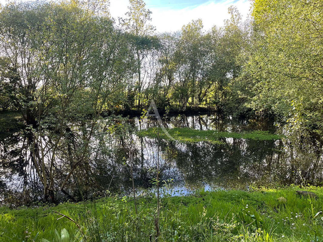 Terrain à NIEUL-LE-DOLENT