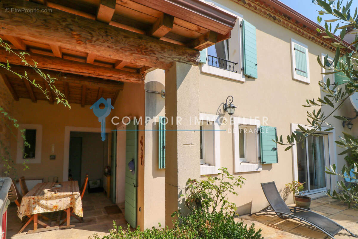 ENTRE UZES, NIMES ET AVIGNON : Villa récente P4 avec piscine et jardin - photo 15