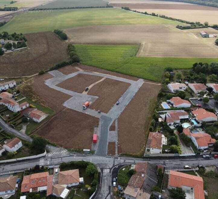 Terrain à DOMPIERRE-SUR-MER