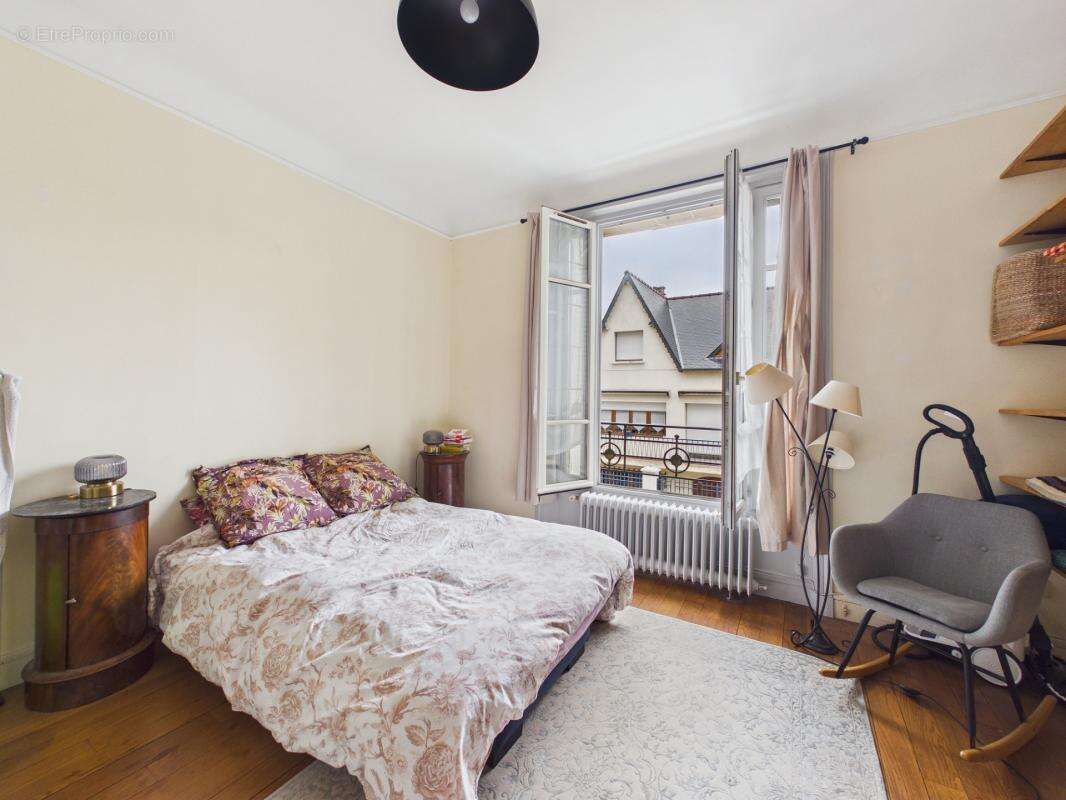 - 78000 versailles - quartier montreuil - charme de l'ancien - parquet moulures cheminees - expose sud sur jardin - grande cave  - photo 4
