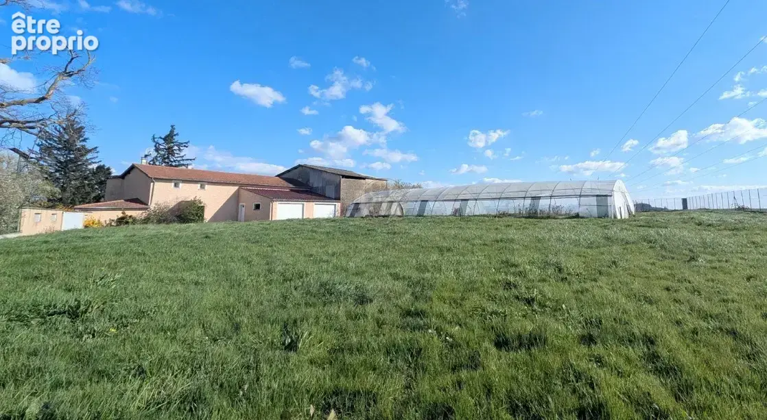 Chaponnay   Propriété rare avec plus de 300m2 de dépendances et grand terrain - photo 3
