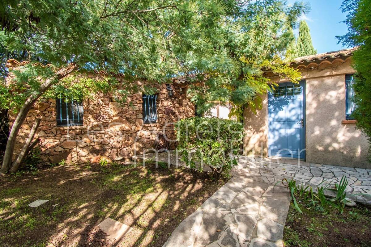 Maison à BAGNOLS-EN-FORET