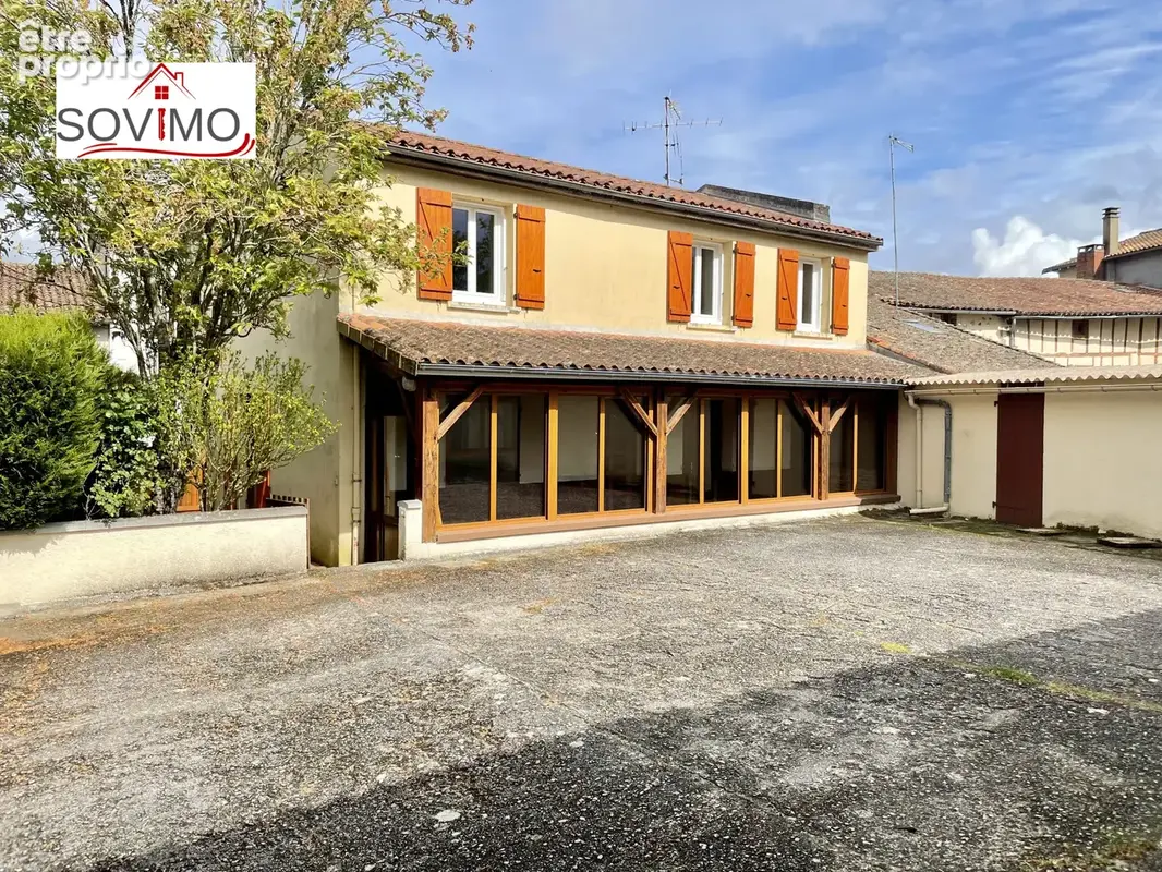 Maison de ville tout confort avec cour et grand garage, 5 chambres. - photo 2