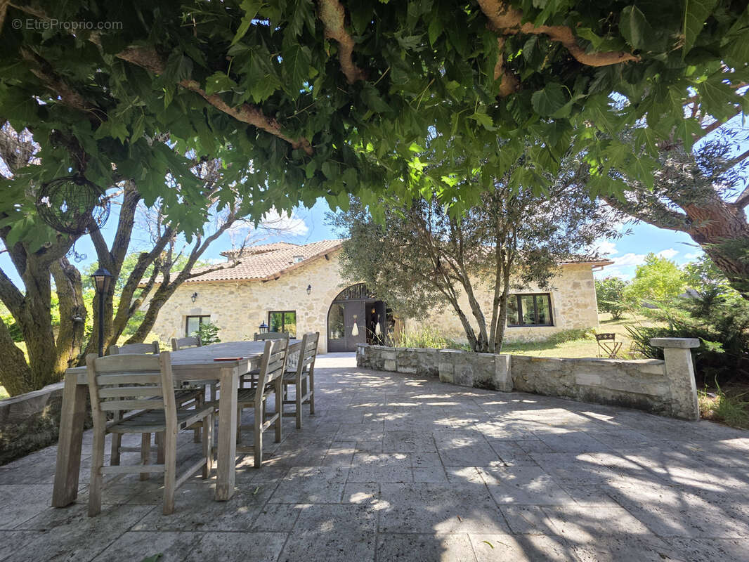 Élégante propriété de charme au cœur de la campagne   4,7 hectares, piscine et dépendances - photo 2