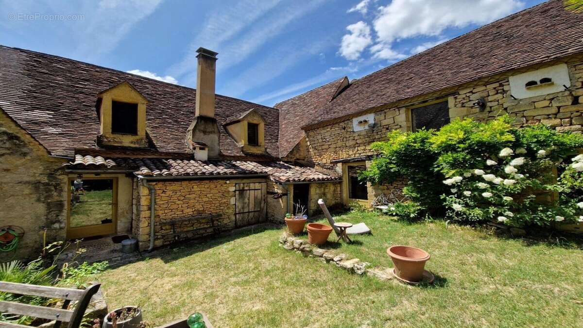 Propriété de charme avec dépendances, piscine et jardin dans un hameau. - photo 3