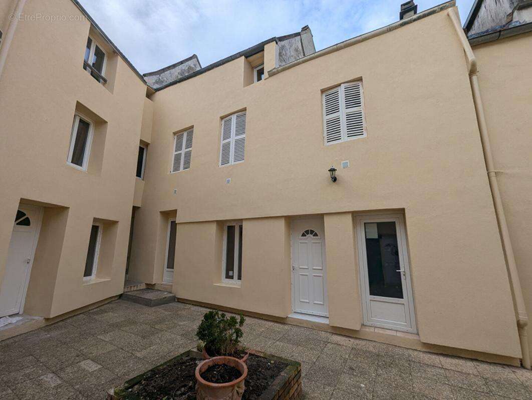 Appartement à CHANTELOUP-LES-VIGNES