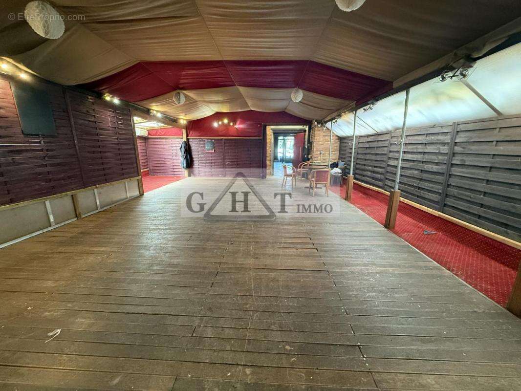 Local d'activités de 2190m2 a vendre SAINT DENIS - photo 2