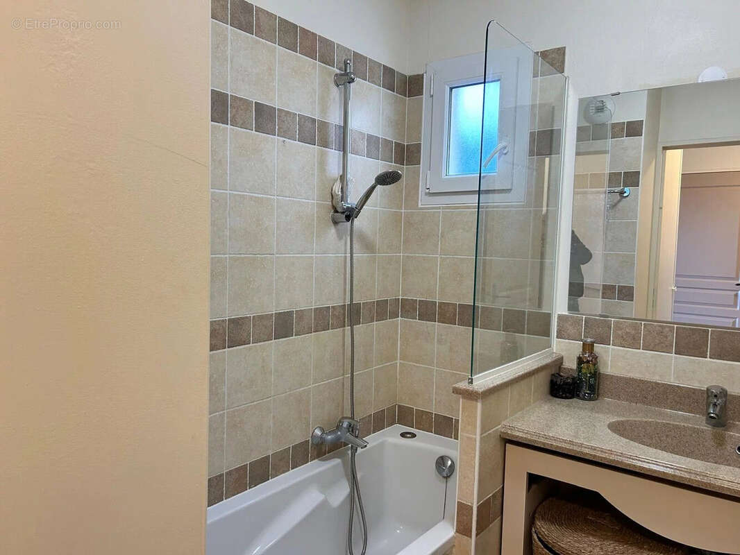 SDB - Appartement à MALLEMORT