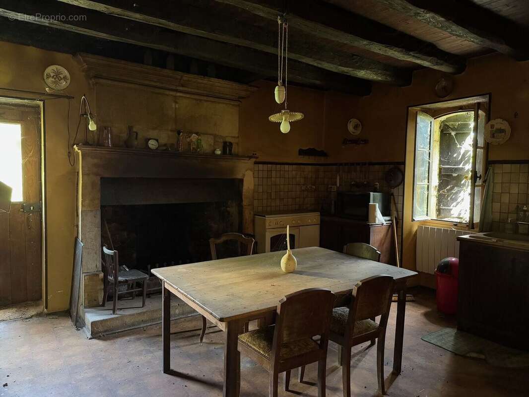 Très bel ensemble périgourdin aux toitures de lauzes a restaurer. - photo 10