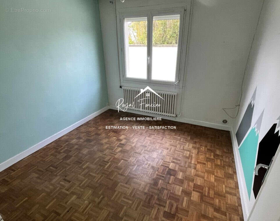 Chambre - Maison à DANGE-SAINT-ROMAIN