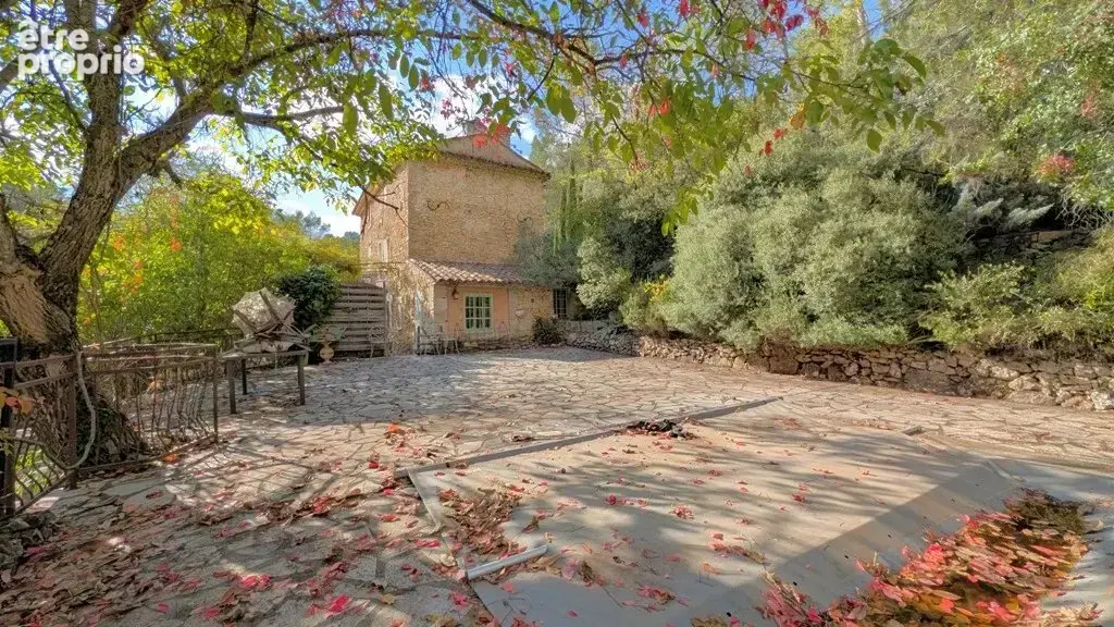ENTRECASTEAUX : Bastide en pierres sur 1616m² - photo 2