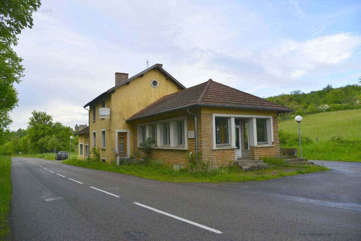 Façade - Commerce à TOURNUS