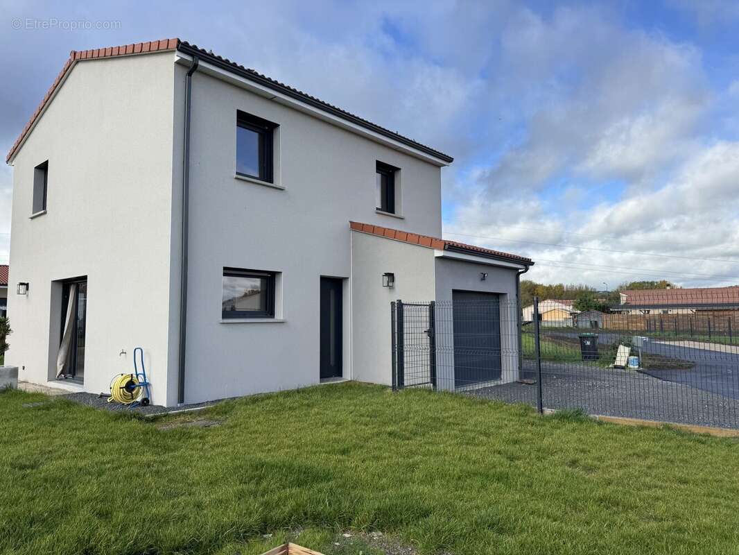 Maison à YSSAC-LA-TOURETTE