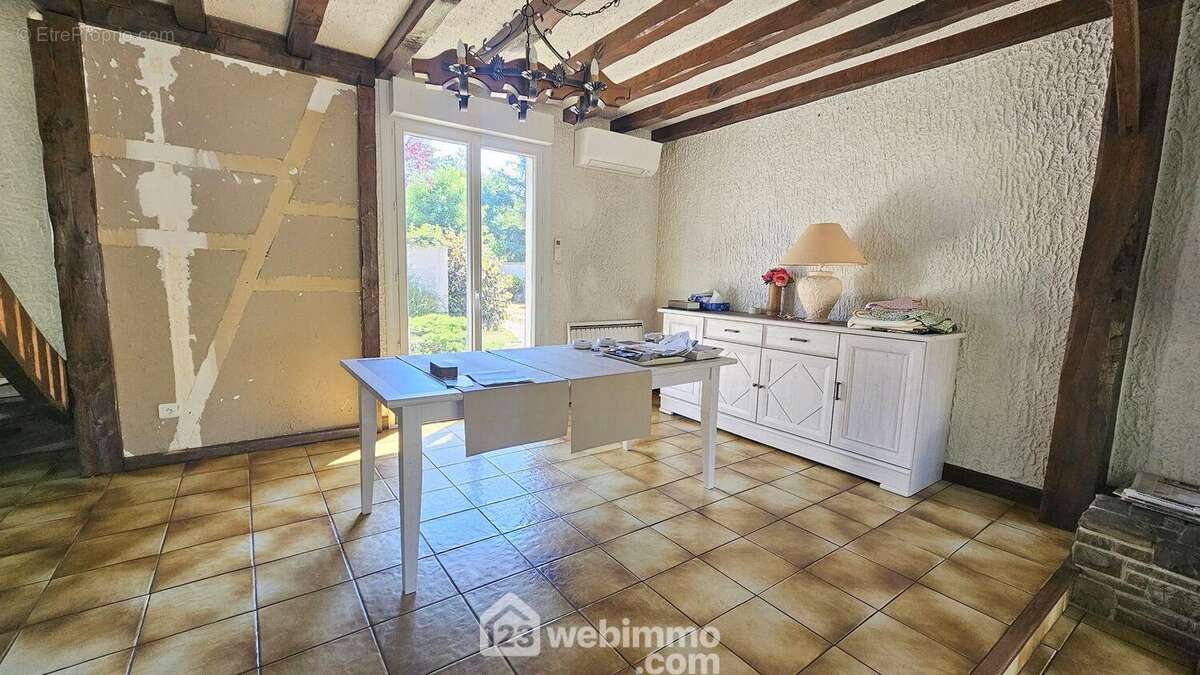 Un espace salle à manger - Maison à MILLY-LA-FORET