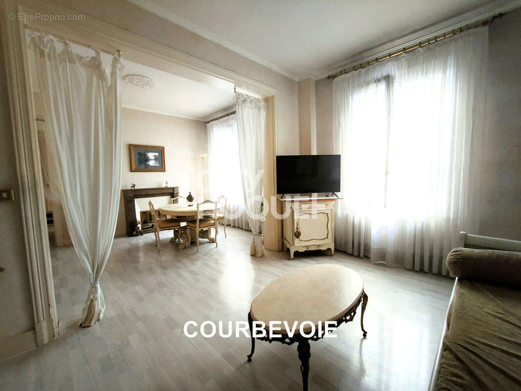 Appartement à COURBEVOIE