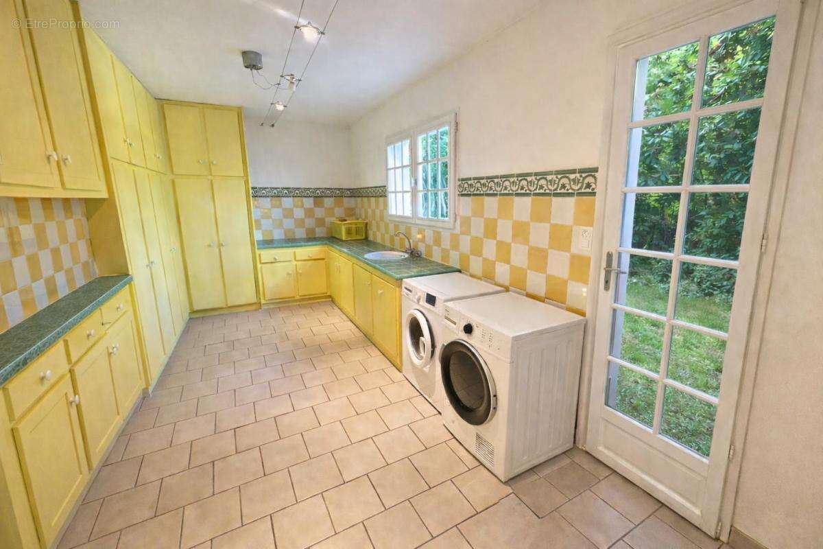 St Victoret - Propriété de 429 m² avec dépendances, piscine, pool house - photo 9