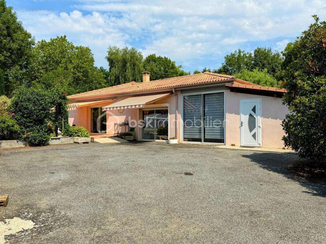 Propriété avec maison de plain-pied et son studio et son beau terrain de 3333 mètres avec piscine de 9X4 à l'abri des regards - photo 2