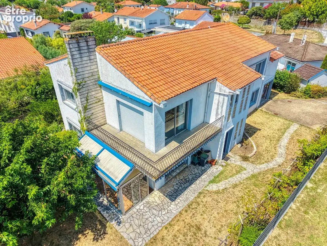 ROYAN - Grande maison familiale avec deux logements indépendants, jardin et garages - photo 3