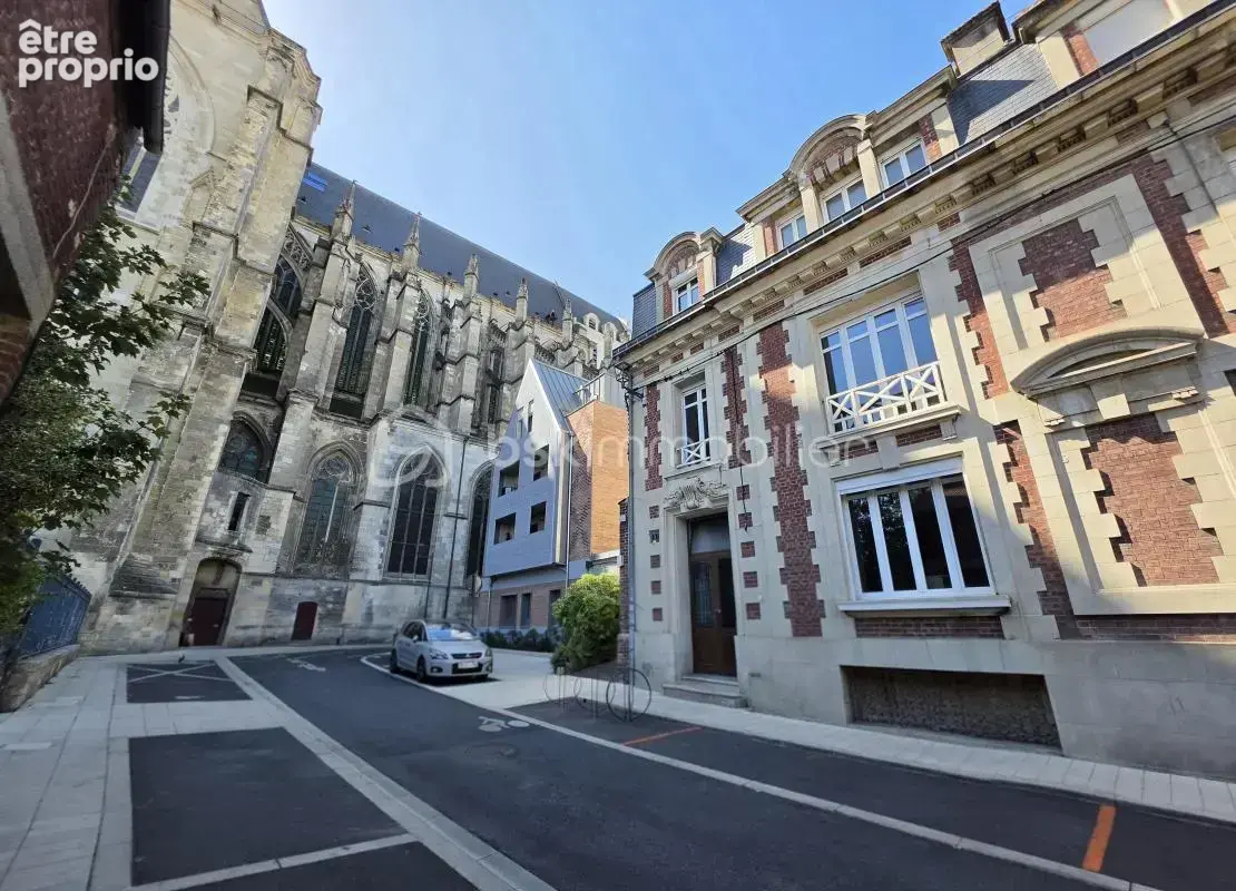 Maison de caractère, 7 chambres avec jardin et stationnement… en plein centre de saint-quentin ! - photo 4