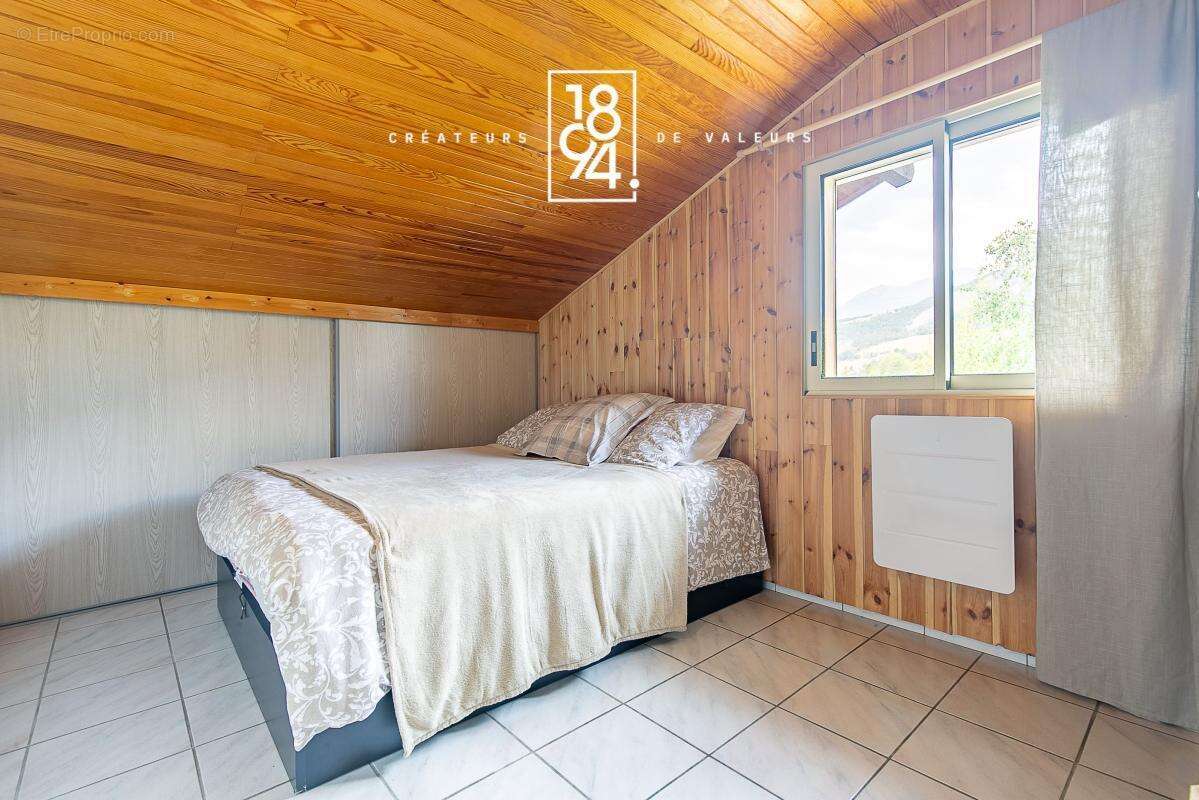 2 Maison T7 à vendre Enchastrayes 04 (04400)  128 m²  Terrasse, Garage, Carport, Jardin  - photo 15