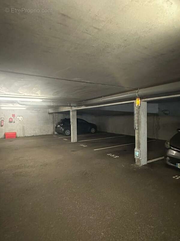 Parking à SAINT-SEBASTIEN-SUR-LOIRE