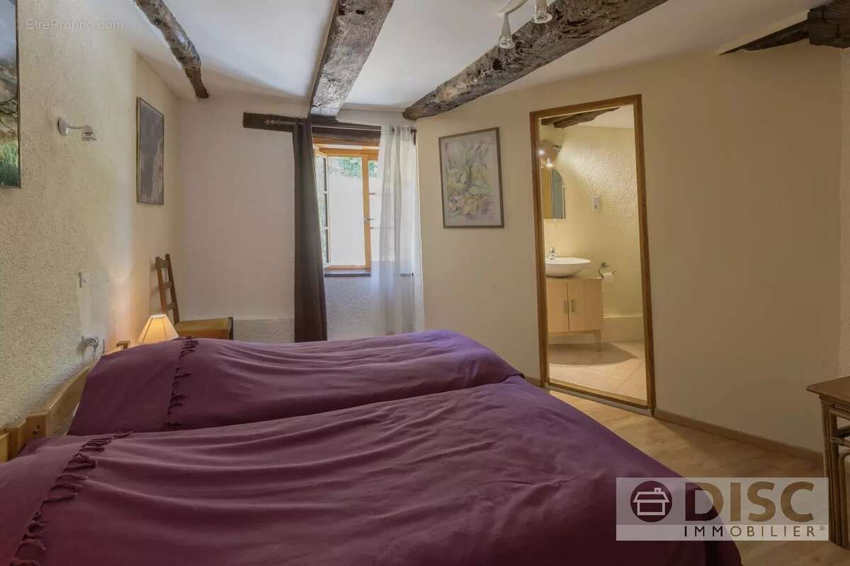Corps de ferme rénovée avec spacieux gîte indépendant, dépendance, piscine et superbes vues. - photo 24