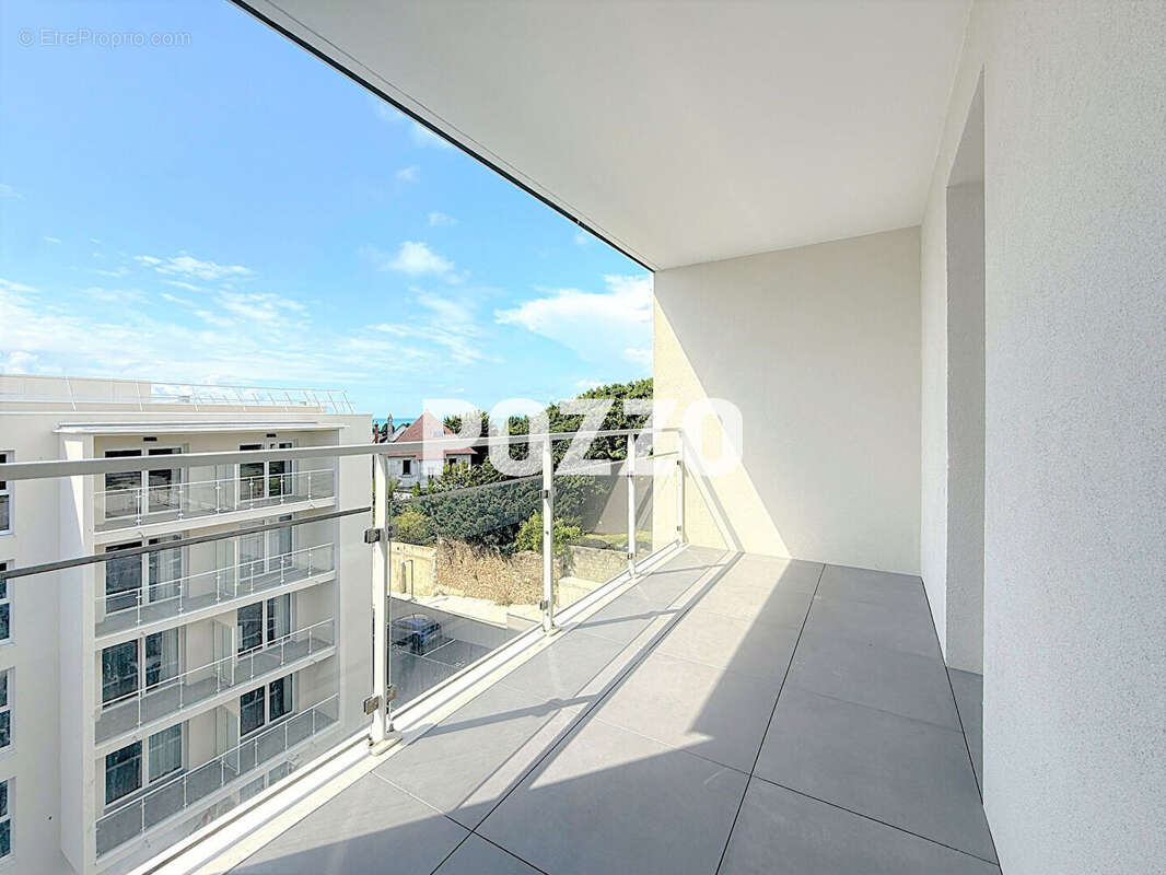 Appartement à DONVILLE-LES-BAINS