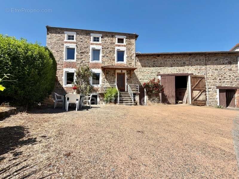 Maison de bourg de 100 m2, 3 chambres, terrain attenant de 371 m2 + 2450 m2 indépendant, 200 m2 de dépendances, caves, fibre opt - photo 5