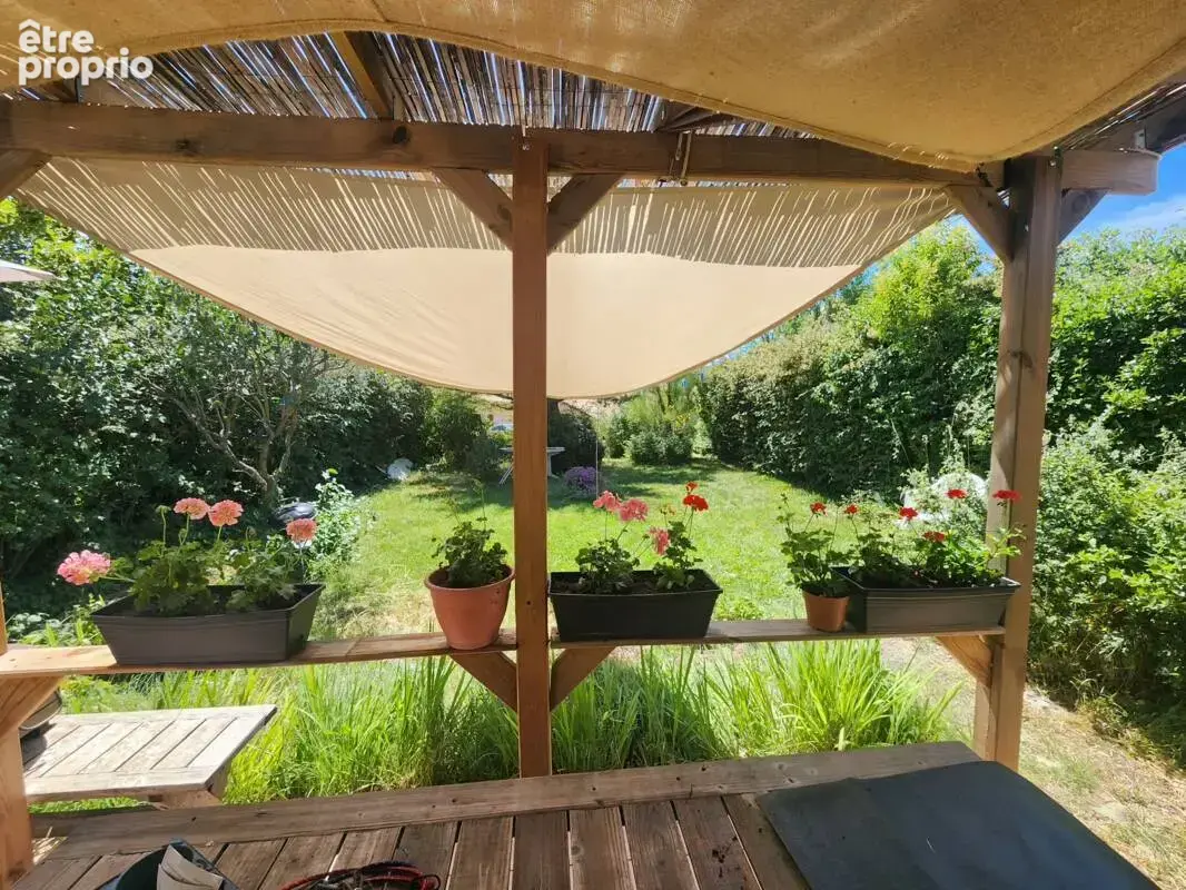 Maison de plain pied, mitoyenne par le garage, à St Etienne les Orgues - photo 2