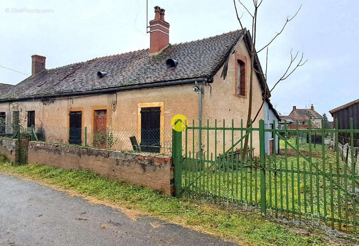 Maison à AINAY-LE-CHATEAU