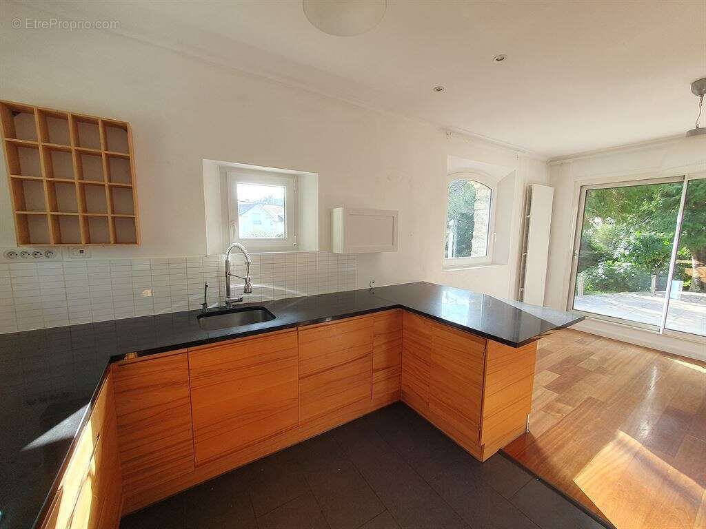 Maison à MARNES-LA-COQUETTE