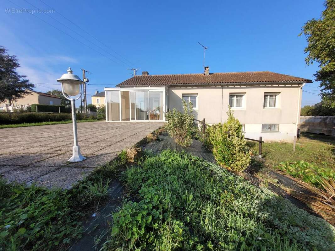 Photo 2 - Maison à VOUILLE