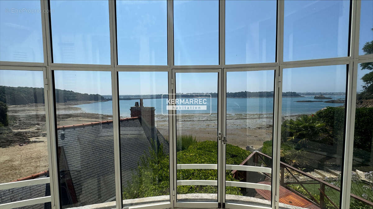 VILLA 5 pièces- VUE MER- grand garage- jardin- accès privatif à la plage - photo 2
